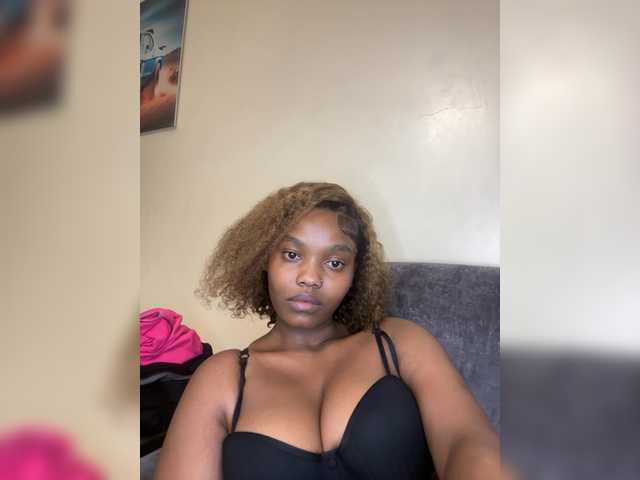Curvy-maxy9 live cam on BongaCams