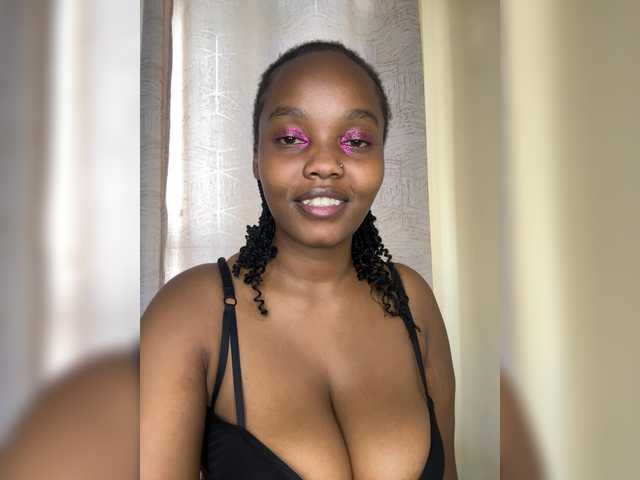 Curvy-maxy9 live cam on BongaCams