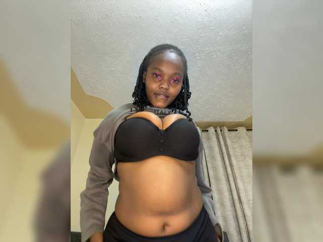 Curvy-maxy9 live cam on BongaCams