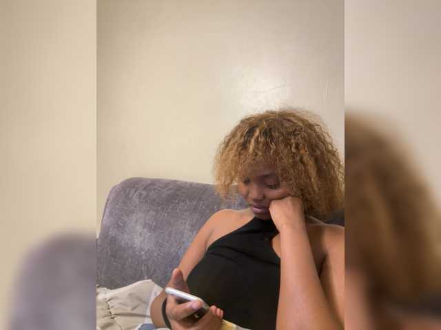 Curvy-maxy9 live cam on BongaCams