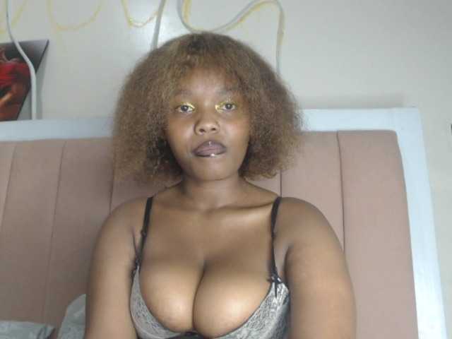 Curvy-maxy9 live cam on BongaCams