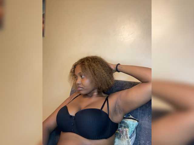 Curvy-maxy9 live cam on BongaCams