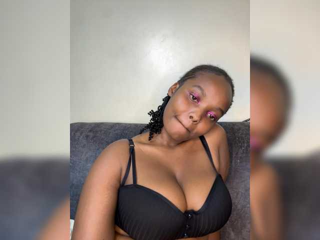 Curvy-maxy9 live cam on BongaCams