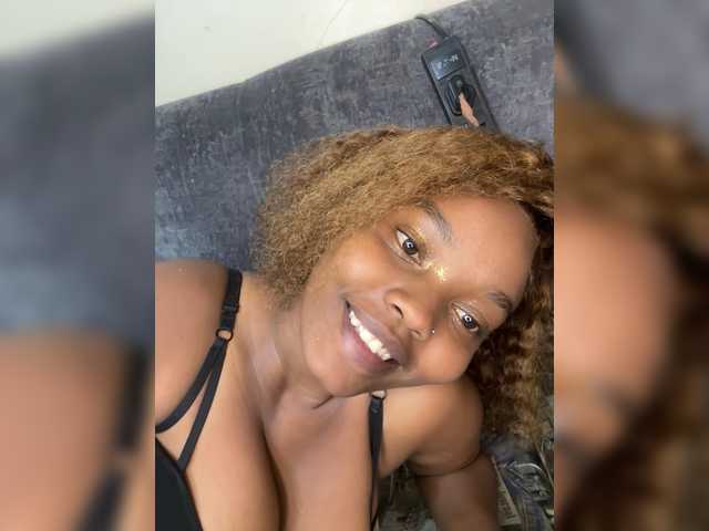 Curvy-maxy9 live cam on BongaCams