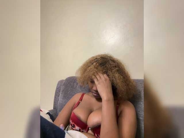 Curvy-maxy9 live cam on BongaCams