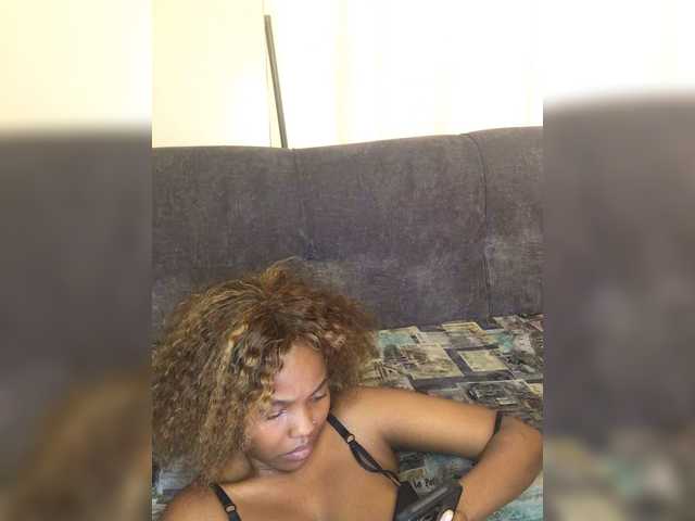 Curvy-maxy9 live cam on BongaCams