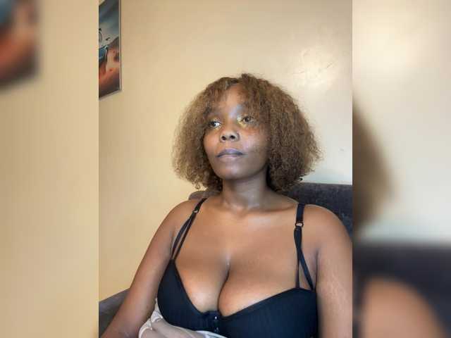 Curvy-maxy9 live cam on BongaCams