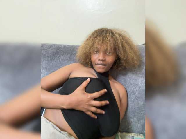 Curvy-maxy9 live cam on BongaCams