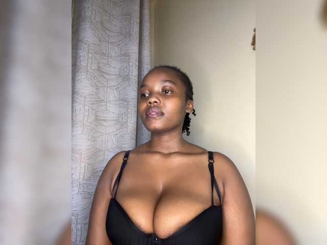 Curvy-maxy9 live cam on BongaCams