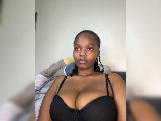 Curvy-maxy9 live cam on BongaCams
