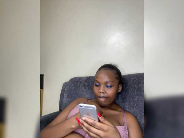 Curvy-maxy9 live cam on BongaCams