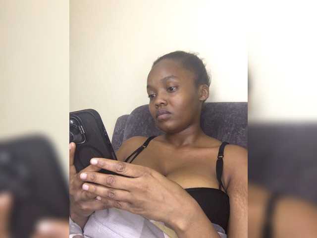 Curvy-maxy9 live cam on BongaCams