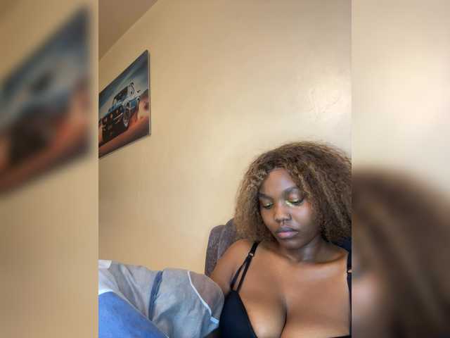 Curvy-maxy9 live cam on BongaCams