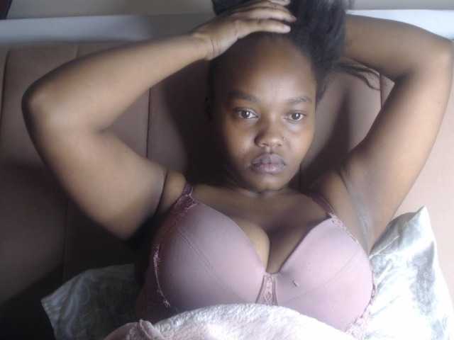Curvy-maxy9 live cam on BongaCams