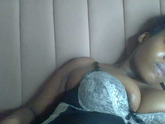 Curvy-maxy9 live cam on BongaCams