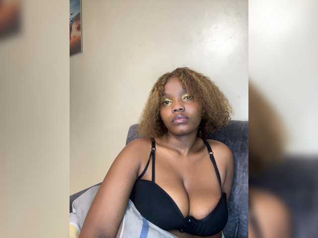 Curvy-maxy9 live cam on BongaCams