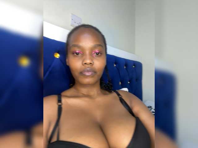 Curvy-maxy9 live cam on BongaCams