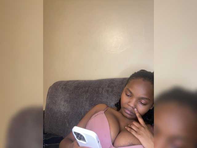Curvy-maxy9 live cam on BongaCams