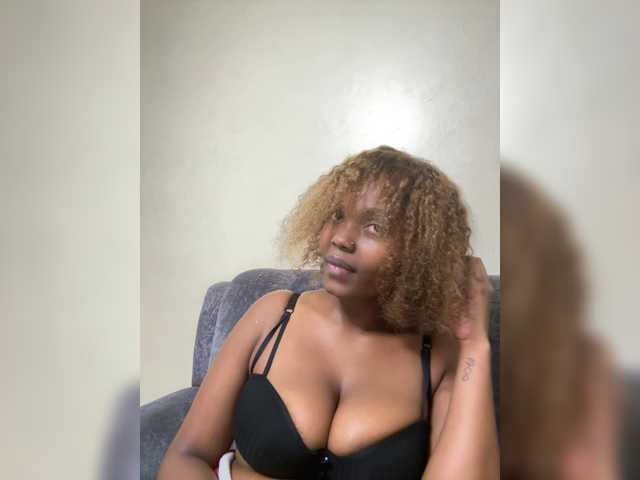 Curvy-maxy9 live cam on BongaCams
