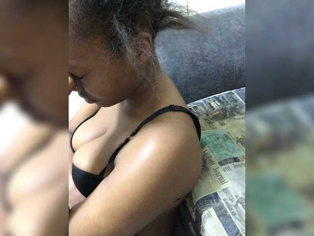 Curvy-maxy9 live cam on BongaCams