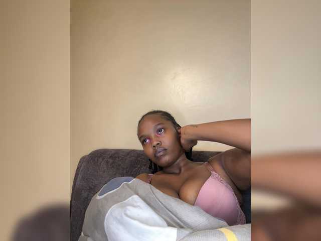 Curvy-maxy9 live cam on BongaCams