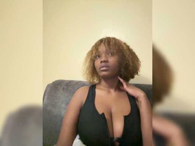 Curvy-maxy9 live cam on BongaCams