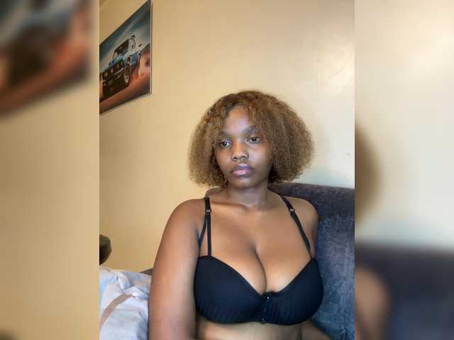 Curvy-maxy9 live cam on BongaCams