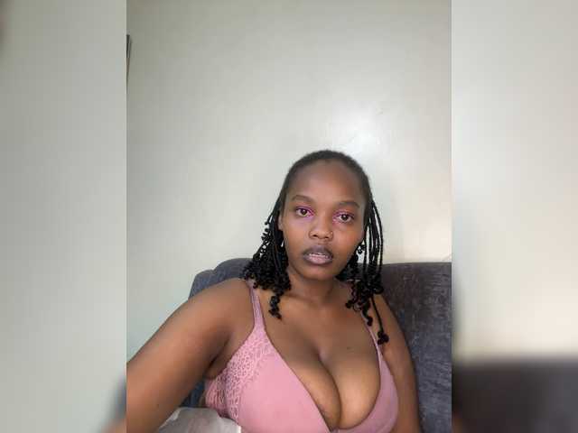 Curvy-maxy9 live cam on BongaCams