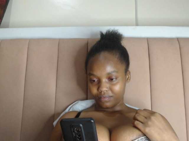 Curvy-maxy9 live cam on BongaCams