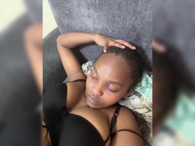 Curvy-maxy9 live cam on BongaCams