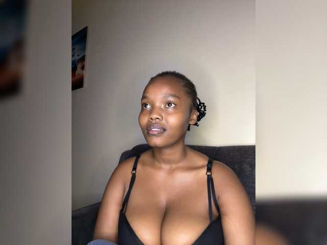 Curvy-maxy9 live cam on BongaCams