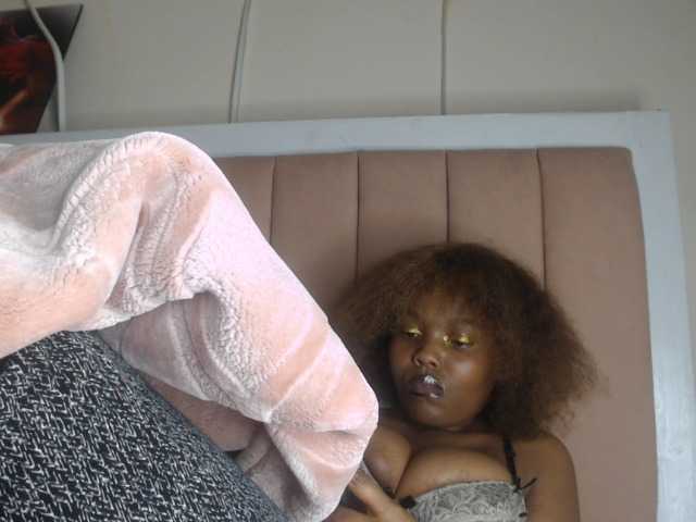 Curvy-maxy9 live cam on BongaCams