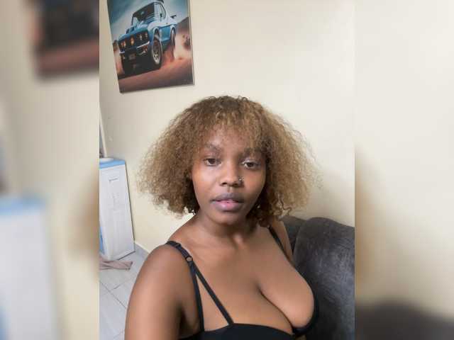 Curvy-maxy9 live cam on BongaCams