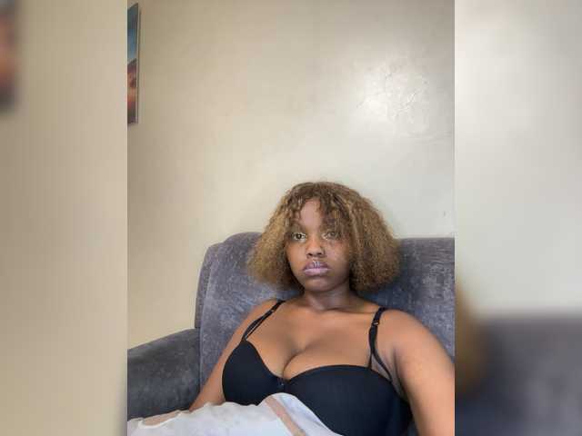 Curvy-maxy9 live cam on BongaCams
