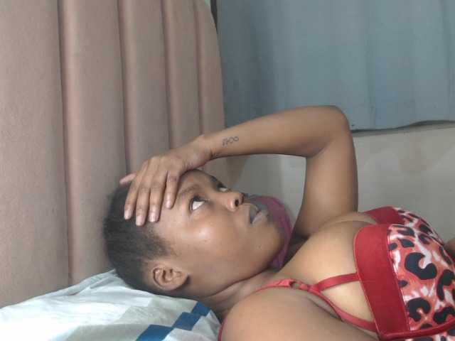 Curvy-maxy9 live cam on BongaCams