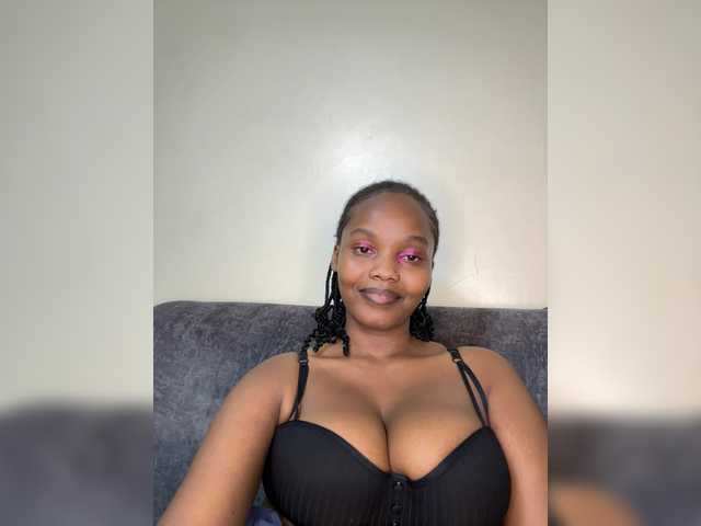 Curvy-maxy9 live cam on BongaCams