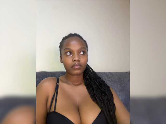 Curvy-maxy9 live cam on BongaCams