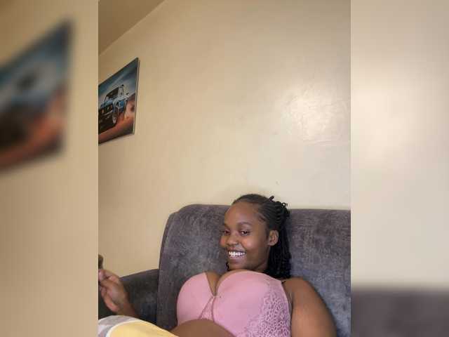 Curvy-maxy9 live cam on BongaCams