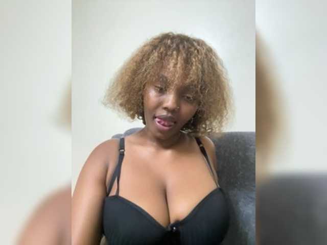 Curvy-maxy9 live cam on BongaCams