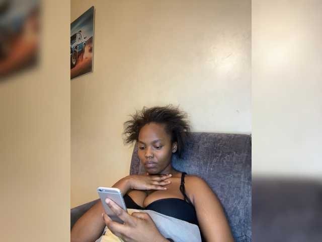 Curvy-maxy9 live cam on BongaCams