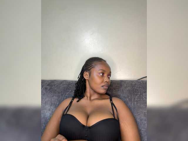 Curvy-maxy9 live cam on BongaCams