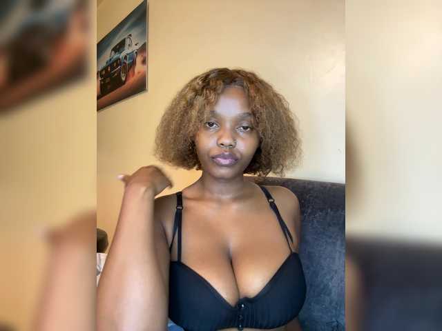 Curvy-maxy9 live cam on BongaCams