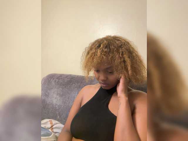 Curvy-maxy9 live cam on BongaCams