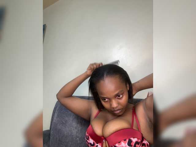 Curvy-maxy9 live cam on BongaCams