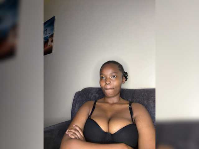 Curvy-maxy9 live cam on BongaCams