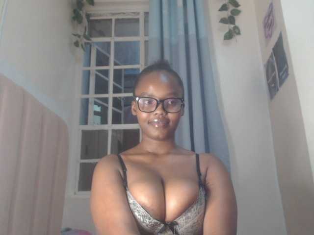 Curvy-maxy9 live cam on BongaCams