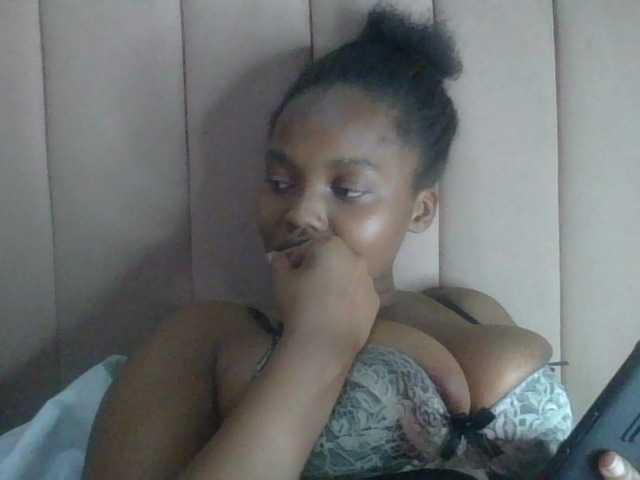 Curvy-maxy9 live cam on BongaCams