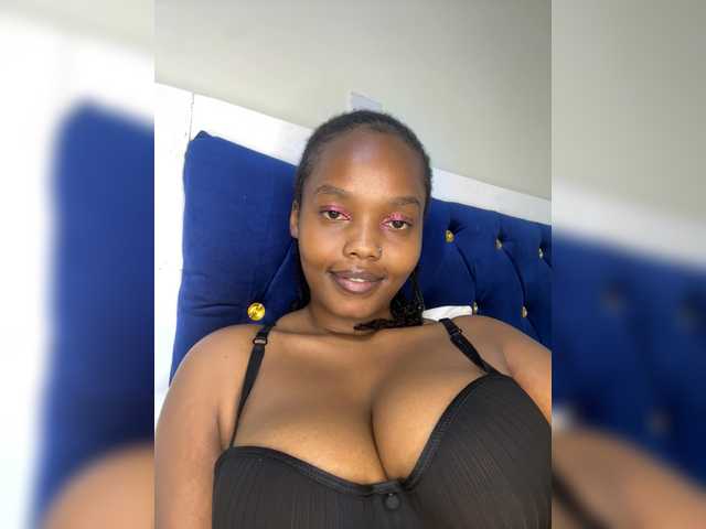 Curvy-maxy9 live cam on BongaCams