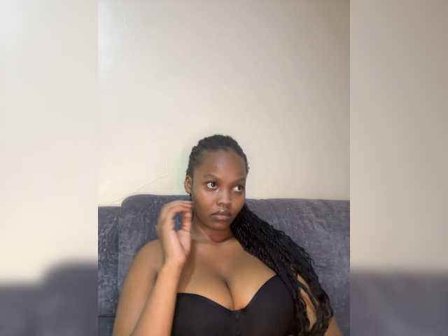 Curvy-maxy9 live cam on BongaCams