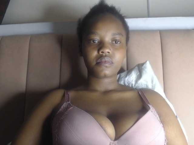 Curvy-maxy9 live cam on BongaCams